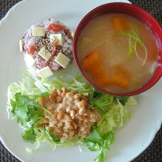 大根と人参の味噌汁と納豆サラダ＆梅チーズおにぎり♪